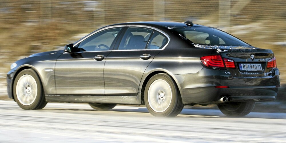 STOR: BMW 5-serie er tett på 5 meter lang og føles som en stor bil første gang du setter deg inn. Men når du er oppe i fart, er det som om hele bilen krymper. STOR: BMW 5-serie er tett på 5 meter lang og føles som en stor bil første gang du setter deg inn. Men når du er oppe i fart, er det som om hele bilen krymper.