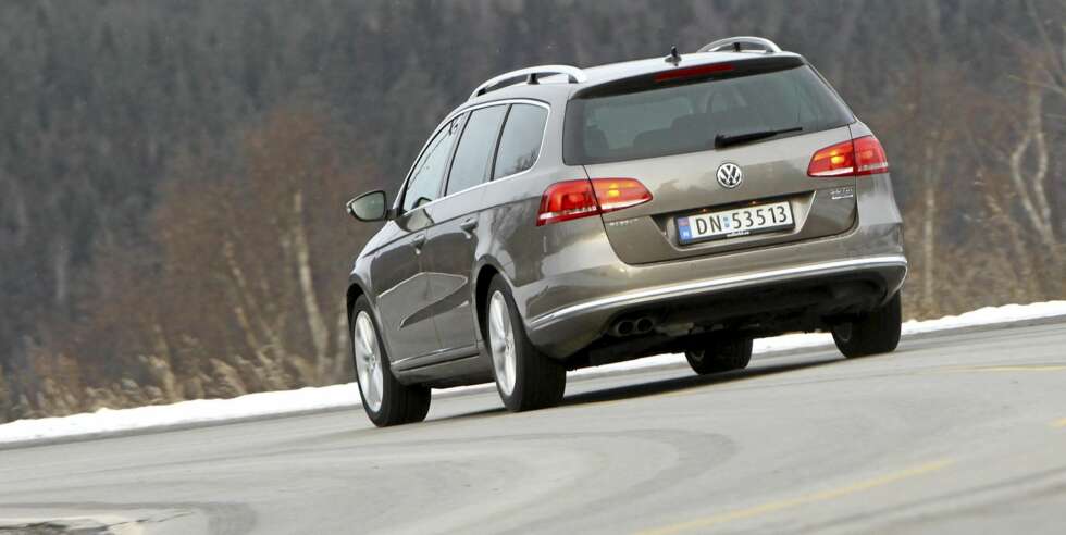 FIN PÅ VEIEN: VW Passat er både kjørevillig og trygg, men er ikke den mest sportslige i klassen. FIN PÅ VEIEN: VW Passat er både kjørevillig og trygg, men er ikke den mest sportslige i klassen.