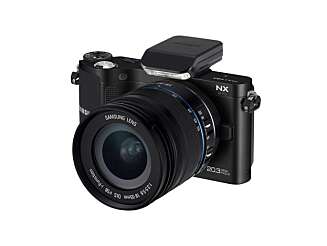 BLITS: Samsung NX210 har ikke innebygget blits, men det følger en liten ekstern blits med i pakken. BLITS: Samsung NX210 har ikke innebygget blits, men det følger en liten ekstern blits med i pakken.