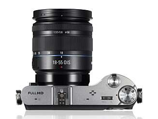 RETRO: Med sin metalltopp kan Samsung NX210 minne litt om eldre Nikon-modeller. RETRO: Med sin metalltopp kan Samsung NX210 minne litt om eldre Nikon-modeller.