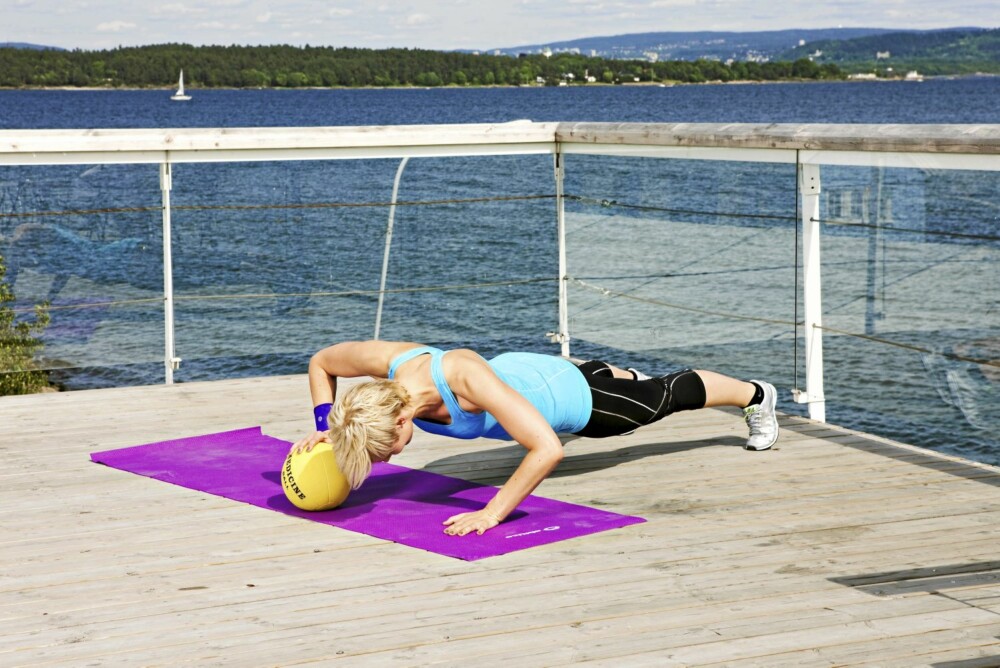 ØVELSE 4 PUSHUP PÅ MEDISINBALL ØVELSE 4 PUSHUP PÅ MEDISINBALL