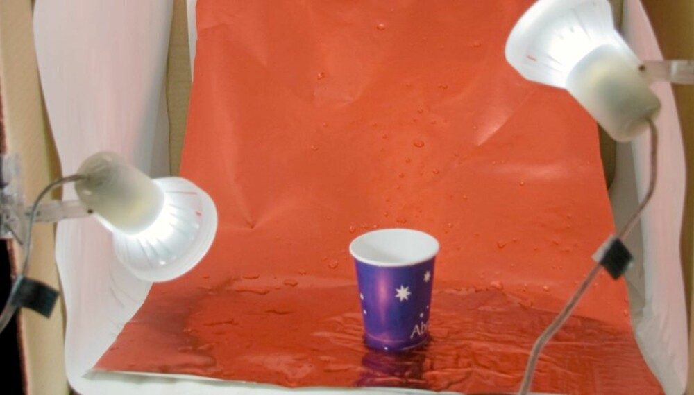FOTOSTUDIO: En pappkasse, et par lamper fra Clas Ohlson og litt julepapir som bakgrunn er alt som skal til for å ta et godt bilde. FOTOSTUDIO: En pappkasse, et par lamper fra Clas Ohlson og litt julepapir som bakgrunn er alt som skal til for å ta et godt bilde.