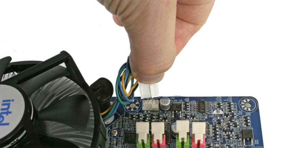 VIFTESTRØM: Koble prosessorviftens strømkabel til hovedkortet. Kontakten er nesten alltid merket CPU FAN på hovedkortet. VIFTESTRØM: Koble prosessorviftens strømkabel til hovedkortet. Kontakten er nesten alltid merket CPU FAN på hovedkortet.