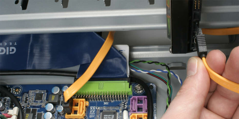 SATA: Koble deretter SATA-kabelen mellom hovedkort og harddisk. Den passer kun en vei, men kontakten er identisk i begge ender. Legg også denne kabelen så diskret som mulig. SATA: Koble deretter SATA-kabelen mellom hovedkort og harddisk. Den passer kun en vei, men kontakten er identisk i begge ender. Legg også denne kabelen så diskret som mulig.