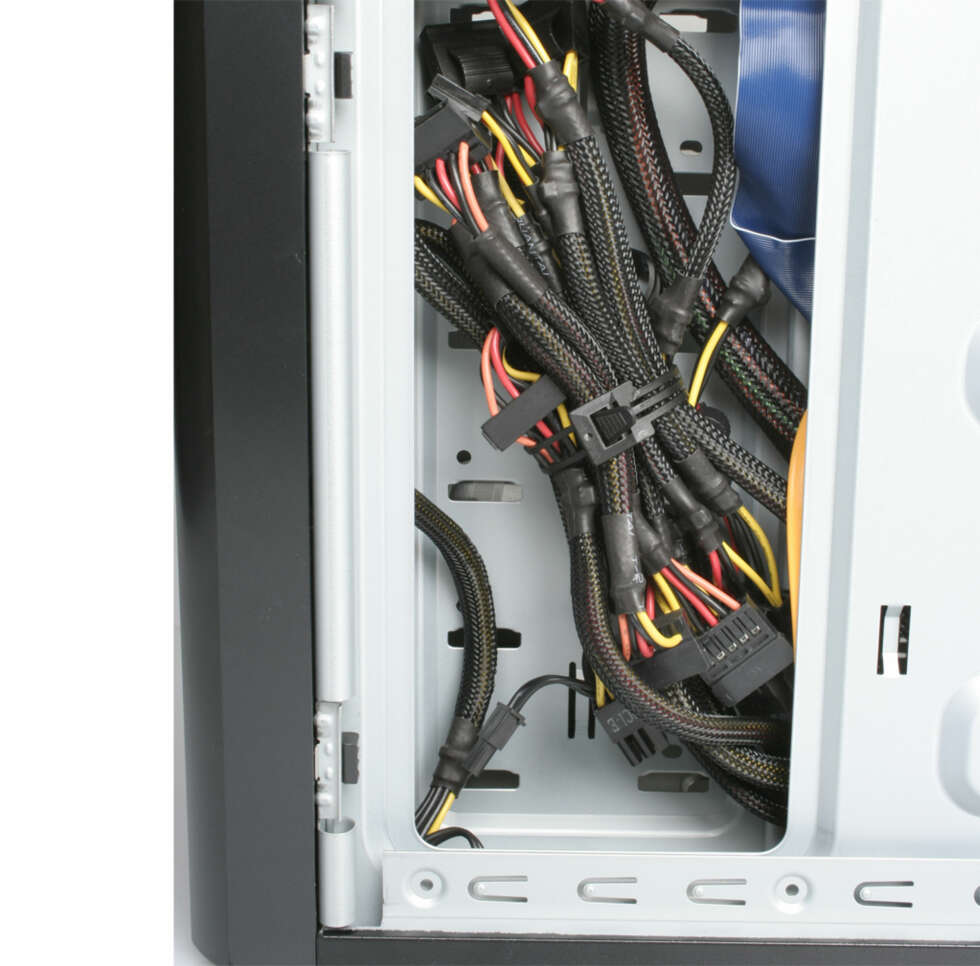 RYDDING: Når du også har koblet strøm til harddisk og DVD, gjenstår bare den siste ryddesjauen. Dette kabinettet har plass til å stripse fast overflødige kabler bak harddisken. Hvis ikke kabinettet ditt har tilsvarende «kabelparkering», kan de for eksempel samles under DVD-stasjonen og stripses sammen der. RYDDING: Når du også har koblet strøm til harddisk og DVD, gjenstår bare den siste ryddesjauen. Dette kabinettet har plass til å stripse fast overflødige kabler bak harddisken. Hvis ikke kabinettet ditt har tilsvarende «kabelparkering», kan de for eksempel samles under DVD-stasjonen og stripses sammen der.