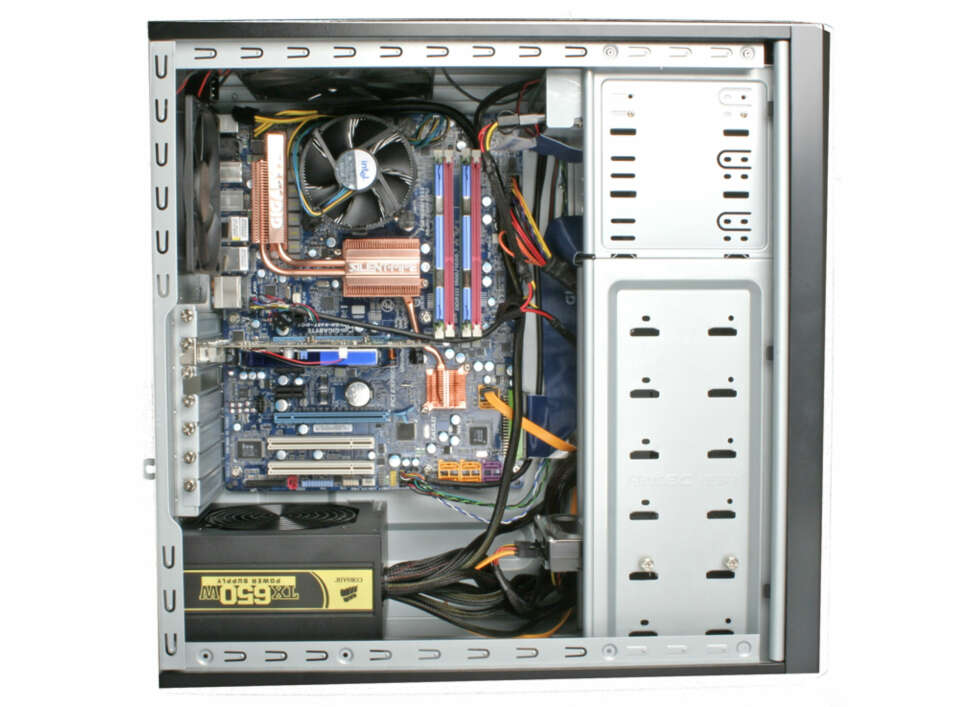 RYDDING: Når du også har koblet strøm til harddisk og DVD, gjenstår bare den siste ryddesjauen. Dette kabinettet har plass til å stripse fast overflødige kabler bak harddisken. Hvis ikke kabinettet ditt har tilsvarende «kabelparkering», kan de for eksempel samles under DVD-stasjonen og stripses sammen der. RYDDING: Når du også har koblet strøm til harddisk og DVD, gjenstår bare den siste ryddesjauen. Dette kabinettet har plass til å stripse fast overflødige kabler bak harddisken. Hvis ikke kabinettet ditt har tilsvarende «kabelparkering», kan de for eksempel samles under DVD-stasjonen og stripses sammen der.