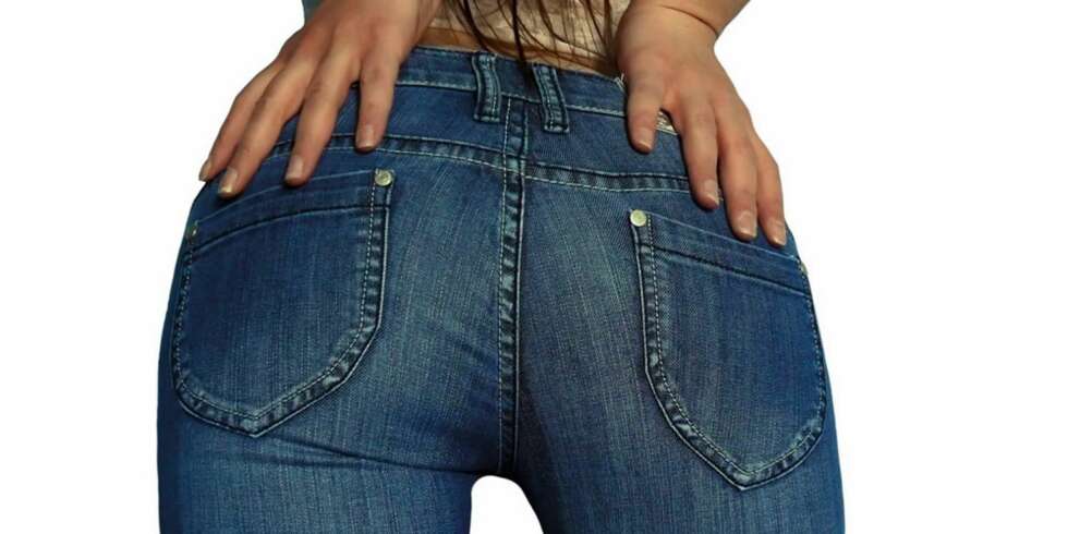 JEANSRUMPE: - Velg en jeans med høyt liv som rommer bakdelen og får løftet den opp. En stor rumpe bør også ha en jeans over seg med større lommer som sitter litt fra hverandre, sier Nicklas Schedin. JEANSRUMPE: - Velg en jeans med høyt liv som rommer bakdelen og får løftet den opp. En stor rumpe bør også ha en jeans over seg med større lommer som sitter litt fra hverandre, sier Nicklas Schedin.