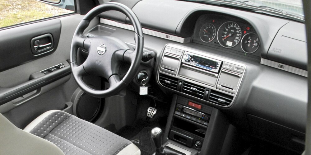 I MIDTEN: Utradisjonell instrumentplassering midt i bilen. I MIDTEN: Utradisjonell instrumentplassering midt i bilen.