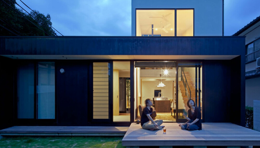 BAKSIDEN: Alle vinduene i dette huset ligger vendt ut mot hagen. BAKSIDEN: Alle vinduene i dette huset ligger vendt ut mot hagen.