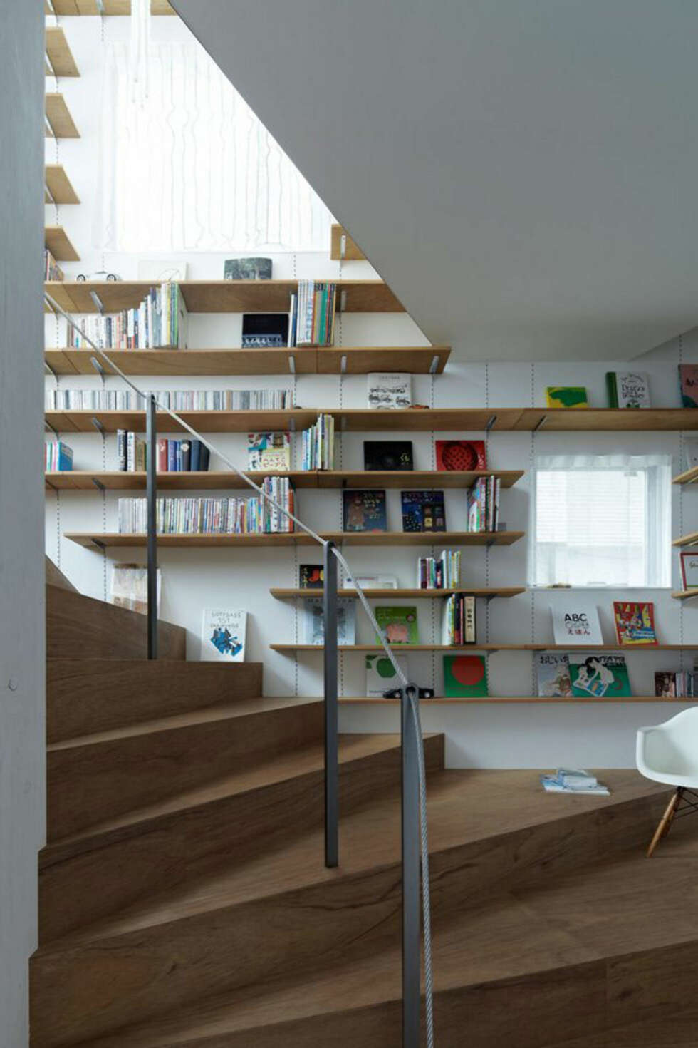 PÅ UTSTILLING: Trappen fungerer på mange måter også som bibliotek. PÅ UTSTILLING: Trappen fungerer på mange måter også som bibliotek.
