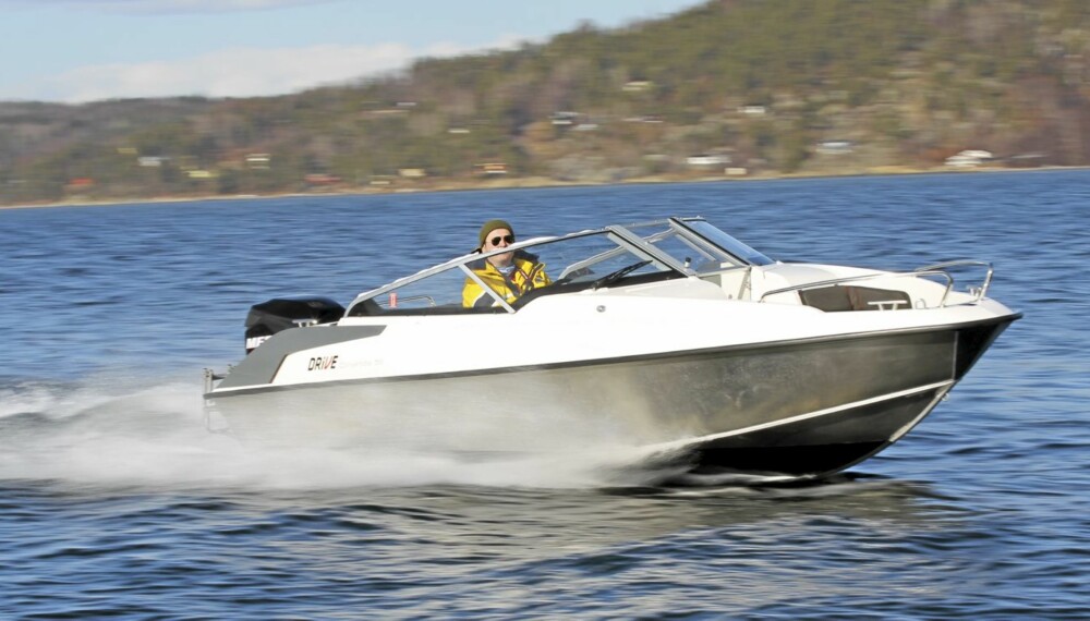 SPORTSLIGE EGENSKAPER: Drive Convertible 56 byr på sportslige sjøegenskaper. SPORTSLIGE EGENSKAPER: Drive Convertible 56 byr på sportslige sjøegenskaper.