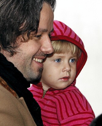 UVANLIG NAVN: Ari Behn og prinsesse Märtha Louise gir døtrene sine spesielle navn, som er tydelig gjennomtenkte og som det ligger en dypere mening bak. Her er Ari Behn med datteren Leah Isadora på armen. UVANLIG NAVN: Ari Behn og prinsesse Märtha Louise gir døtrene sine spesielle navn, som er tydelig gjennomtenkte og som det ligger en dypere mening bak. Her er Ari Behn med datteren Leah Isadora på armen.
