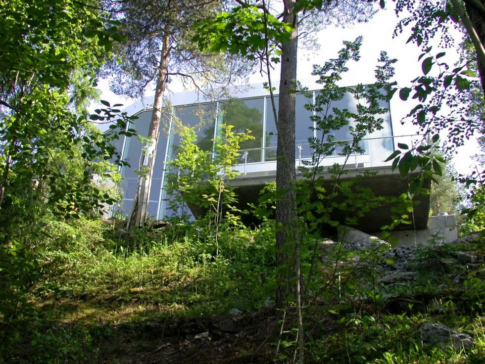 GLASS,GLASS, GLASS: Med glass over flere nivåer åpner huset seg mot utsikten. GLASS,GLASS, GLASS: Med glass over flere nivåer åpner huset seg mot utsikten.