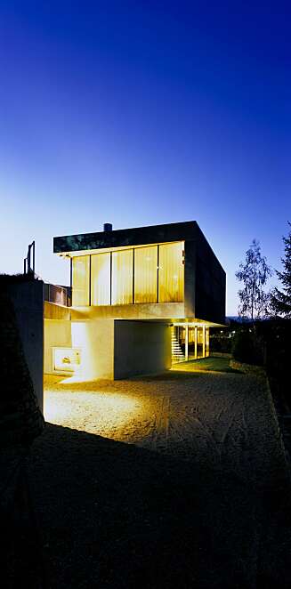 KULT I MØRKET: I skumringen lyser V-House som en lampe. KULT I MØRKET: I skumringen lyser V-House som en lampe.