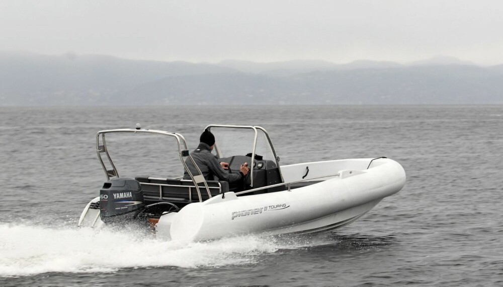 ROBUST: Pioner 17 har materialer som tåler tøff bruk. Utseendemessig er det visse likheter med en RIB. FOTO: Egil Nordlien, HM Foto ROBUST: Pioner 17 har materialer som tåler tøff bruk. Utseendemessig er det visse likheter med en RIB. FOTO: Egil Nordlien, HM Foto