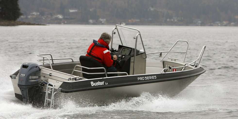 BUSTER: Buster passer best til deg som oftest er på sjøen for å fiske eller å transportere, og kun en sjelden gang har behov for hyggeturer. FOTO: Petter Handeland BUSTER: Buster passer best til deg som oftest er på sjøen for å fiske eller å transportere, og kun en sjelden gang har behov for hyggeturer. FOTO: Petter Handeland
