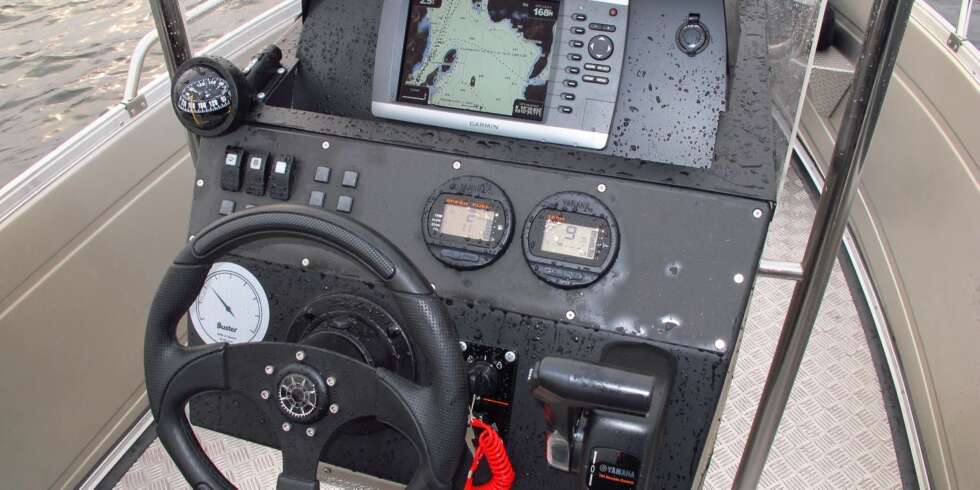 BUSTER: Kartplotter er standard og førerplassen er rettet mot nytte. FOTO: Terje Bjørnsen BUSTER: Kartplotter er standard og førerplassen er rettet mot nytte. FOTO: Terje Bjørnsen