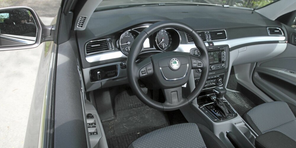 RYDDIG: Skoda Superb er funksjonell, men har også knallgod ergonomi. Og du kan få den med massevis av snacks. RYDDIG: Skoda Superb er funksjonell, men har også knallgod ergonomi. Og du kan få den med massevis av snacks.