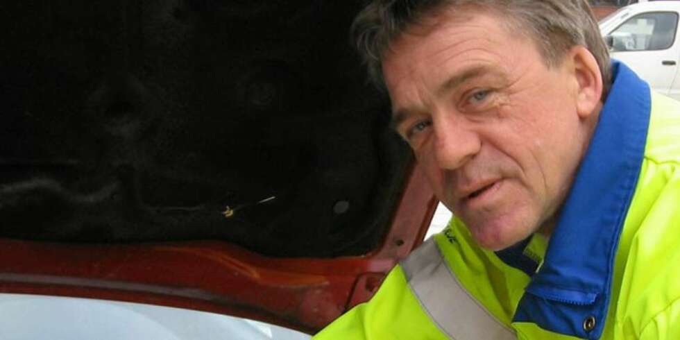 OLJESØL: Samler det seg opp oljerester sammen med skitt, kan dette over tid bli en stor brannfelle. Dette lar seg lettest fjerne med høytrykk, mener Jan Ivar Engebretsen i NAF. OLJESØL: Samler det seg opp oljerester sammen med skitt, kan dette over tid bli en stor brannfelle. Dette lar seg lettest fjerne med høytrykk, mener Jan Ivar Engebretsen i NAF.
