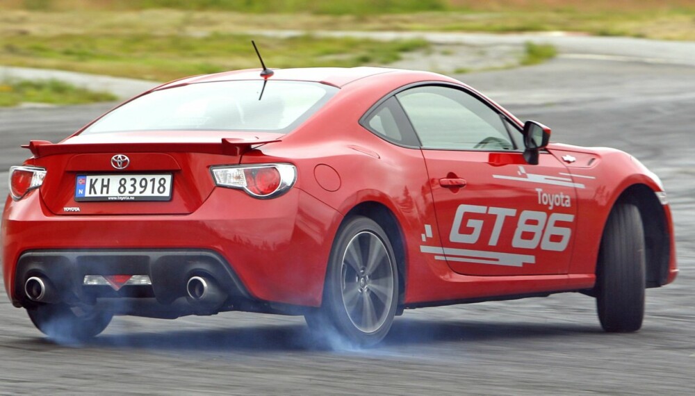 SIDELENGS MORO: Toyota GT86 er ikke vanskelig å by opp til dans. Bilen er forbausende enkel å sladde med - selv på tørt føre. SIDELENGS MORO: Toyota GT86 er ikke vanskelig å by opp til dans. Bilen er forbausende enkel å sladde med - selv på tørt føre.