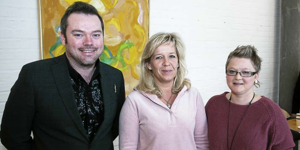 Det er utrolig hyggelig at prisen går til en jormor som oppleves som spesielt trygg for lesbiske i møte med jordmortjenesten, sier LLH-leder Bård Nylund. Prisvinner Jane Nedberg og forslagsstiller Elin Osa Søreng (t.h). Foto: Joakim Fjeldli Det er utrolig hyggelig at prisen går til en jormor som oppleves som spesielt trygg for lesbiske i møte med jordmortjenesten, sier LLH-leder Bård Nylund. Prisvinner Jane Nedberg og forslagsstiller Elin Osa Søreng (t.h). Foto: Joakim Fjeldli