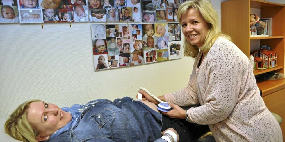 Årets jordmor Jane Nedberg undersøker Kristine Aamodt (38) som venter barn nummer 4. Foto: Knut Båthen, Drammens Tidende. Årets jordmor Jane Nedberg undersøker Kristine Aamodt (38) som venter barn nummer 4. Foto: Knut Båthen, Drammens Tidende.
