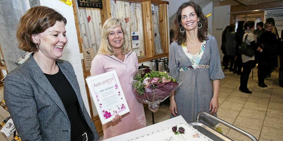 Markedssjef i Libero Hedda Frivold, Årets jordmor Jane Nedberg og redaktør i BAM, Ragnhild Aarnes under tildelingen i Modum kulturhus. Foto: Joakim Fjeldli Markedssjef i Libero Hedda Frivold, Årets jordmor Jane Nedberg og redaktør i BAM, Ragnhild Aarnes under tildelingen i Modum kulturhus. Foto: Joakim Fjeldli