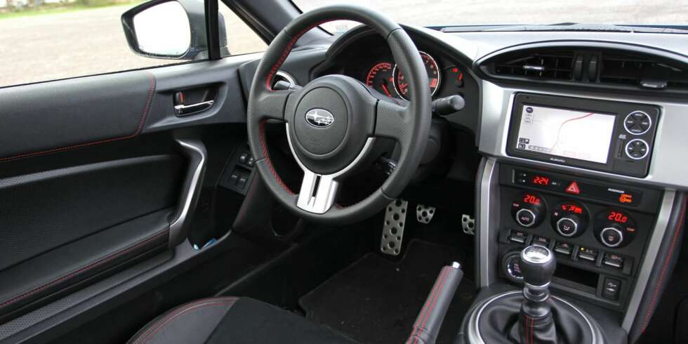 COCKPIT: Vi trives bak rattet i BRZ. Man sitter dypt i gode sportsstoler og har rattet høyt og tett mot kroppen. Hardplast i førermiljøet gir en følelse av at BRZ burde koste mindre enn det den faktisk gjør. FOTO: Petter Handeland COCKPIT: Vi trives bak rattet i BRZ. Man sitter dypt i gode sportsstoler og har rattet høyt og tett mot kroppen. Hardplast i førermiljøet gir en følelse av at BRZ burde koste mindre enn det den faktisk gjør. FOTO: Petter Handeland