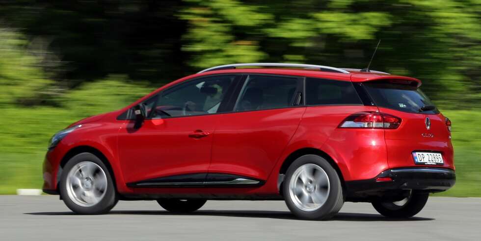 IKKE RASK: Den 0,9 liter lille bensinturbomotoren fungerer fint. Den gjør ikke Clio Sport Tourer rask, men frakter deg fint fra a til b. Vi skulle gjerne hatt en sekstrinns girkasse. FOTO: Petter Handeland IKKE RASK: Den 0,9 liter lille bensinturbomotoren fungerer fint. Den gjør ikke Clio Sport Tourer rask, men frakter deg fint fra a til b. Vi skulle gjerne hatt en sekstrinns girkasse. FOTO: Petter Handeland