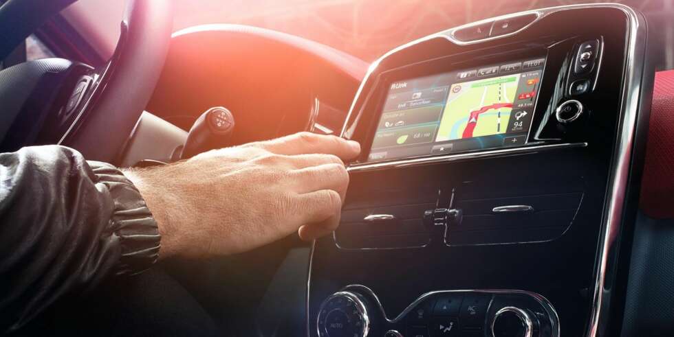 LIKER, LIKER IKKE: Vi liker mediesystemet R-LINK, men ikke krompynten på dashbordet som gir gjenskinn fra sola. FOTO: Renault LIKER, LIKER IKKE: Vi liker mediesystemet R-LINK, men ikke krompynten på dashbordet som gir gjenskinn fra sola. FOTO: Renault