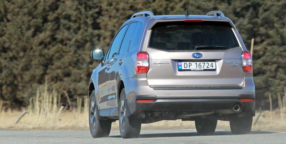 TYNGDEPUNKT: Subaru Forester ser høy og SUV-klassisk ut, men byggestrukturen og boksermotoren sørger for et relativt lavt tyngdepunkt. Det kommer kjøreegenskapene til gode. FOTO: Petter Handeland TYNGDEPUNKT: Subaru Forester ser høy og SUV-klassisk ut, men byggestrukturen og boksermotoren sørger for et relativt lavt tyngdepunkt. Det kommer kjøreegenskapene til gode. FOTO: Petter Handeland
