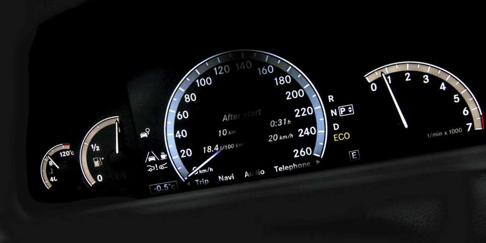 Speedometeret i Mercedes CL 500 4Matic er digitalt, mens de øvrige instrumentene er analoge. Speedometeret i Mercedes CL 500 4Matic er digitalt, mens de øvrige instrumentene er analoge.
