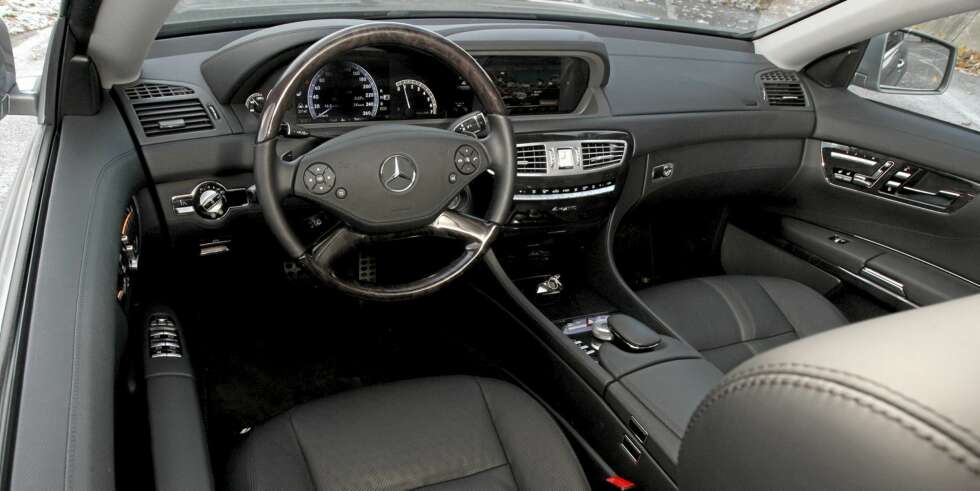 Mercedes CL 500 4Matic gir en gedigen kvalitetsfølelse i cockpit. Mercedes CL 500 4Matic gir en gedigen kvalitetsfølelse i cockpit.