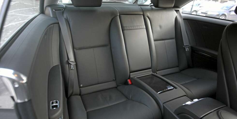 Mercedes CL 500 4Matic er et palass for to, mens baksetene er best egnet for kortere turer. Mercedes CL 500 4Matic er et palass for to, mens baksetene er best egnet for kortere turer.