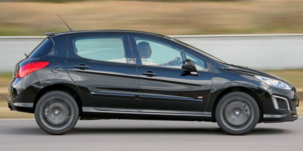 ULV I FÅREKLÆR: Designen er ikke GTI-spenstig, men du verden så morsom Peugeot 308 GTI er - en ulv i fåreklær. FOTO: Petter Handeland ULV I FÅREKLÆR: Designen er ikke GTI-spenstig, men du verden så morsom Peugeot 308 GTI er - en ulv i fåreklær. FOTO: Petter Handeland