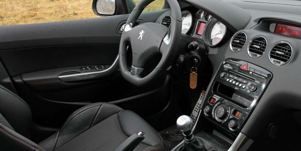 HINT AV GTI: Innvendig møtes du av en ganske normal kompaktbil, med noen hentydninger til det sportslige. FOTO: Petter Handeland HINT AV GTI: Innvendig møtes du av en ganske normal kompaktbil, med noen hentydninger til det sportslige. FOTO: Petter Handeland