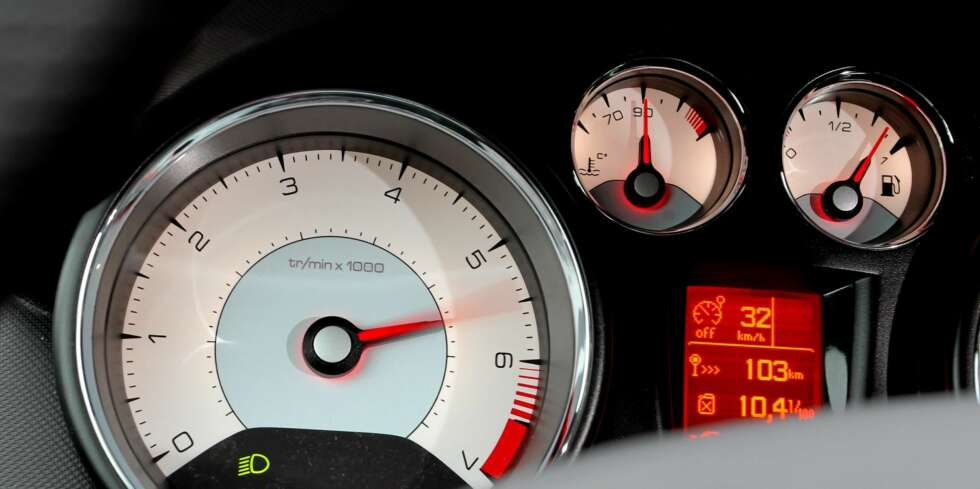 RØDT: Den 1,6-liters bensinturboen yter 200 hk fra 5500-6800 o/m og har et dreiemoment på 275 Nm fra 1700-4500 o/m. Responsen er umiddelbar. FOTO: Petter Handeland RØDT: Den 1,6-liters bensinturboen yter 200 hk fra 5500-6800 o/m og har et dreiemoment på 275 Nm fra 1700-4500 o/m. Responsen er umiddelbar. FOTO: Petter Handeland