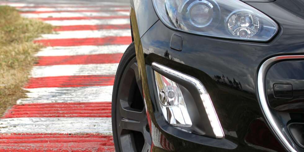 BULLSEYE: Det tar ikke mange svingene før du kjenner at, jepp ¿ her har franskmennene truffet GTI-blinken. Peugeot 308 GTI styrer lynkjapt og laserpresist dit du vil ha den. FOTO: Petter Handeland BULLSEYE: Det tar ikke mange svingene før du kjenner at, jepp ¿ her har franskmennene truffet GTI-blinken. Peugeot 308 GTI styrer lynkjapt og laserpresist dit du vil ha den. FOTO: Petter Handeland