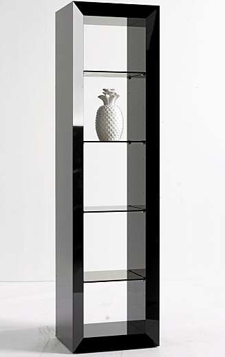 GLASSHYLLER: Hylle med flott eksponeringsplass. Capitol wallunit i svart med bronsefargede glasshyller, h190 x b50 x d40 cm, kr 8495, Living. GLASSHYLLER: Hylle med flott eksponeringsplass. Capitol wallunit i svart med bronsefargede glasshyller, h190 x b50 x d40 cm, kr 8495, Living.