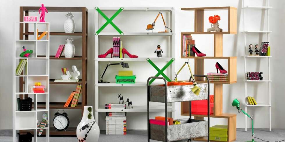 MØBLER FOR BØKENE: Fra venstre: Hvit, liten hylle, Cleo Bookcase, h158 x b43 x d15, kr 1995, R.O.O.M.. Bokhylle i valnøtt, Mirage Bookshelf, h183 x b91 x d41 cm, kr 3495, Living. Hvit bokhylle med grønne kryss fra Hay, h187 x b115 x d41 cm, kr 4200, Hole Design. Asymmetrisk hylle i eik, Balance Alcove Shelving av Terrence Conran, h180 x b70 x d30 cm, kr 7600, Eske. Hvit stigehylle, kr 7500, Verket Interiør. Rustikk frisørtralle, kr 3998, Bolina. MØBLER FOR BØKENE: Fra venstre: Hvit, liten hylle, Cleo Bookcase, h158 x b43 x d15, kr 1995, R.O.O.M.. Bokhylle i valnøtt, Mirage Bookshelf, h183 x b91 x d41 cm, kr 3495, Living. Hvit bokhylle med grønne kryss fra Hay, h187 x b115 x d41 cm, kr 4200, Hole Design. Asymmetrisk hylle i eik, Balance Alcove Shelving av Terrence Conran, h180 x b70 x d30 cm, kr 7600, Eske. Hvit stigehylle, kr 7500, Verket Interiør. Rustikk frisørtralle, kr 3998, Bolina.