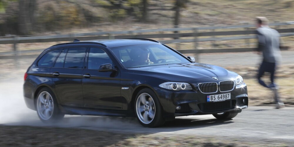 LANGT PANSER: En BMW skal gi deg sportslige følelser. Du ser det på designen, med det lange panseret og den avrundede hekken, og du merker det på førerplass, der interiøret omslutter deg. FOTO: Terje Bjørnsen LANGT PANSER: En BMW skal gi deg sportslige følelser. Du ser det på designen, med det lange panseret og den avrundede hekken, og du merker det på førerplass, der interiøret omslutter deg. FOTO: Terje Bjørnsen