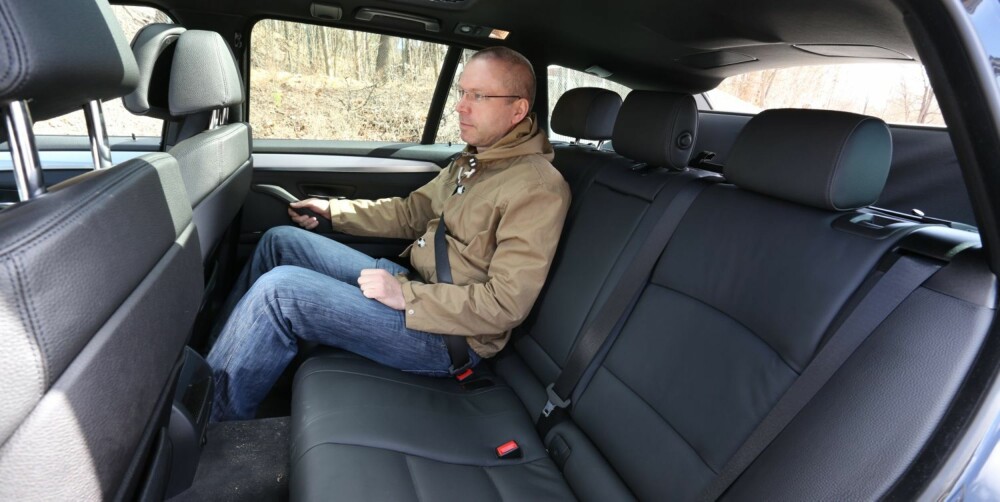 FOR TO: Baksetet i BMW-en er først og fremst formet for to personer. FOTO: Terje Bjørnsen FOR TO: Baksetet i BMW-en er først og fremst formet for to personer. FOTO: Terje Bjørnsen