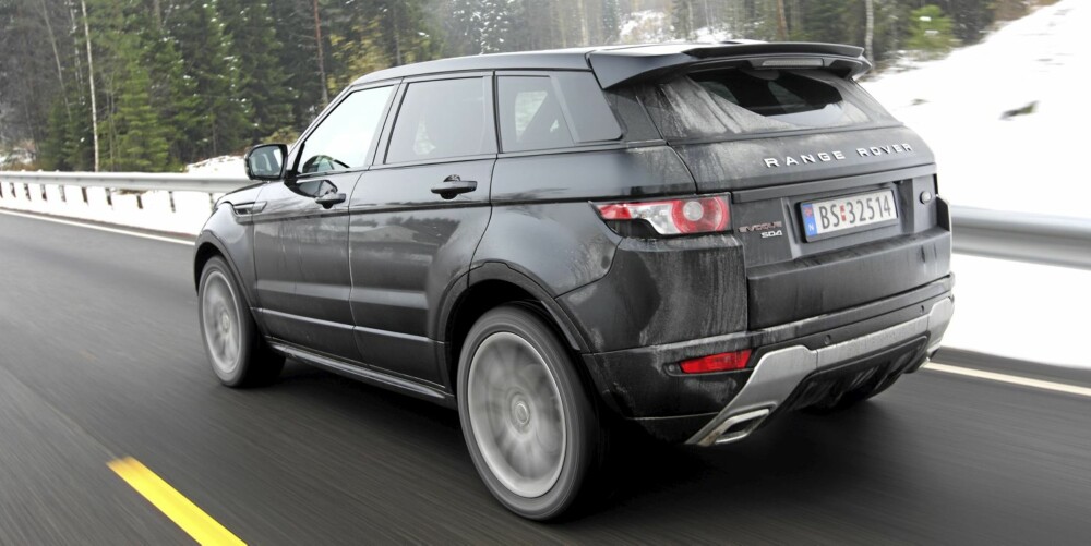 ROLIG ER BEST: Så lenge du bedriver helt vanlig kjøring, oppfører Range Rover Evoque seg rolig og stabilt. Sikten gjennom bakruta er elendig - ryggekamera er en nødvendighet. FOTO: Egil Nordlien, HM Foto ROLIG ER BEST: Så lenge du bedriver helt vanlig kjøring, oppfører Range Rover Evoque seg rolig og stabilt. Sikten gjennom bakruta er elendig - ryggekamera er en nødvendighet. FOTO: Egil Nordlien, HM Foto