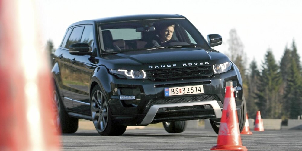 TUNGT: Kjøreøvelser som dobbelt unnamanøver og slalåm er ikke oppgaver Range Rover Evoque trives med. FOTO: Egil Nordlien, HM Foto TUNGT: Kjøreøvelser som dobbelt unnamanøver og slalåm er ikke oppgaver Range Rover Evoque trives med. FOTO: Egil Nordlien, HM Foto