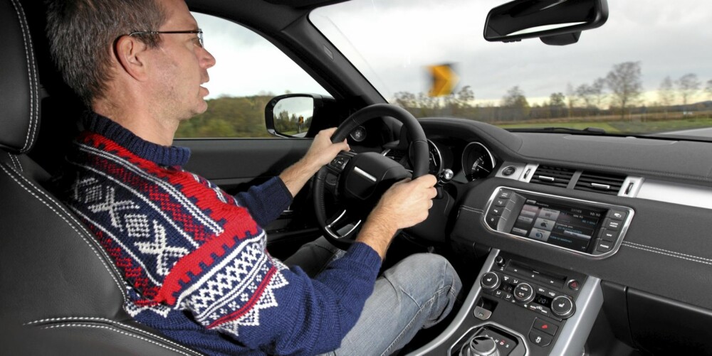SNAKKER NORSK: Lille Land Rover har ordnet med norsk tekst på info/naviskjermen, og til og med dama som forteller deg hvor du skal kjøre, snakker norsk. Bra, og til etterfølgelse for giganter som VW-konsernet og en rekke andre. Vi finner lett en god sittestilling i Evoque. FOTO: Egil Nordlien, HM Foto SNAKKER NORSK: Lille Land Rover har ordnet med norsk tekst på info/naviskjermen, og til og med dama som forteller deg hvor du skal kjøre, snakker norsk. Bra, og til etterfølgelse for giganter som VW-konsernet og en rekke andre. Vi finner lett en god sittestilling i Evoque. FOTO: Egil Nordlien, HM Foto