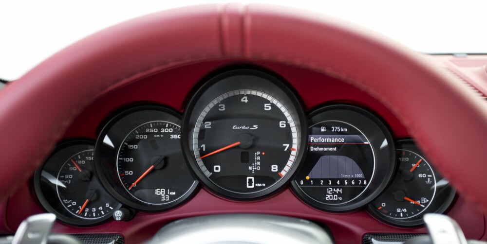 MODERNE KLASSIKER: Porsche 911 Turbo har beholdt mye av den originale stilen i dashbordet, men med langt mer moderne utforming og teknikk. MODERNE KLASSIKER: Porsche 911 Turbo har beholdt mye av den originale stilen i dashbordet, men med langt mer moderne utforming og teknikk.