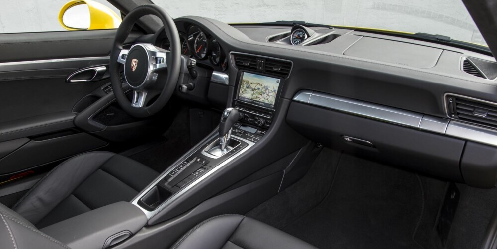 KOMFORT: På tross av superbilytelser, kan Porsche 911 Turbo fortsatt by på flott førerkomfort. Dette er en bil for de lange turene. KOMFORT: På tross av superbilytelser, kan Porsche 911 Turbo fortsatt by på flott førerkomfort. Dette er en bil for de lange turene.