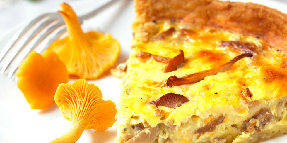 KNALL MÅLTID: Dersom du er så heldig (og lur) og finner kantereller, kan du lage en deilig kantarellpai etter skogsturen. Kantarell har en kraftig smak som gjør seg veldig godt sammen med egg og ost i en pai. KNALL MÅLTID: Dersom du er så heldig (og lur) og finner kantereller, kan du lage en deilig kantarellpai etter skogsturen. Kantarell har en kraftig smak som gjør seg veldig godt sammen med egg og ost i en pai.
