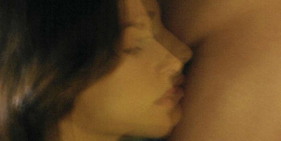 STIMULERE: Ved å posisjonere seg slik at tungen kan stimulere undersiden av penis og hele tiden hvile mot penisstrengen, øker det nytelsen hans. STIMULERE: Ved å posisjonere seg slik at tungen kan stimulere undersiden av penis og hele tiden hvile mot penisstrengen, øker det nytelsen hans.