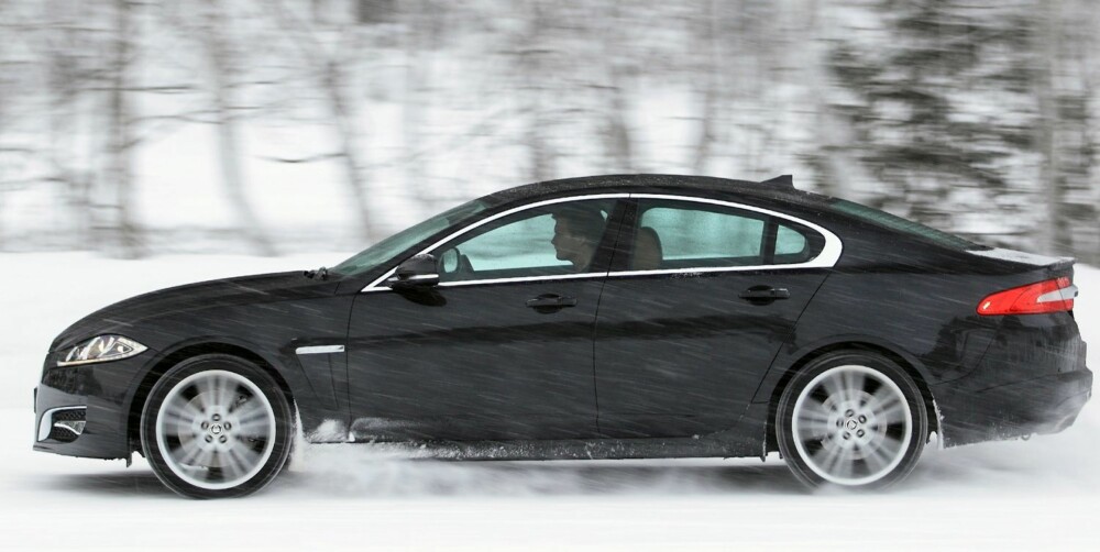 STORBILKOMFORT: Jaguar XF 3,0 V6 S/C AWD veier nesten to tonn. Oppe i fart bidrar det til tung storbilkomfort. Grepet ut av svinger på snøføre er meget godt. FOTO: Egil Nordlien, HM Foto STORBILKOMFORT: Jaguar XF 3,0 V6 S/C AWD veier nesten to tonn. Oppe i fart bidrar det til tung storbilkomfort. Grepet ut av svinger på snøføre er meget godt. FOTO: Egil Nordlien, HM Foto